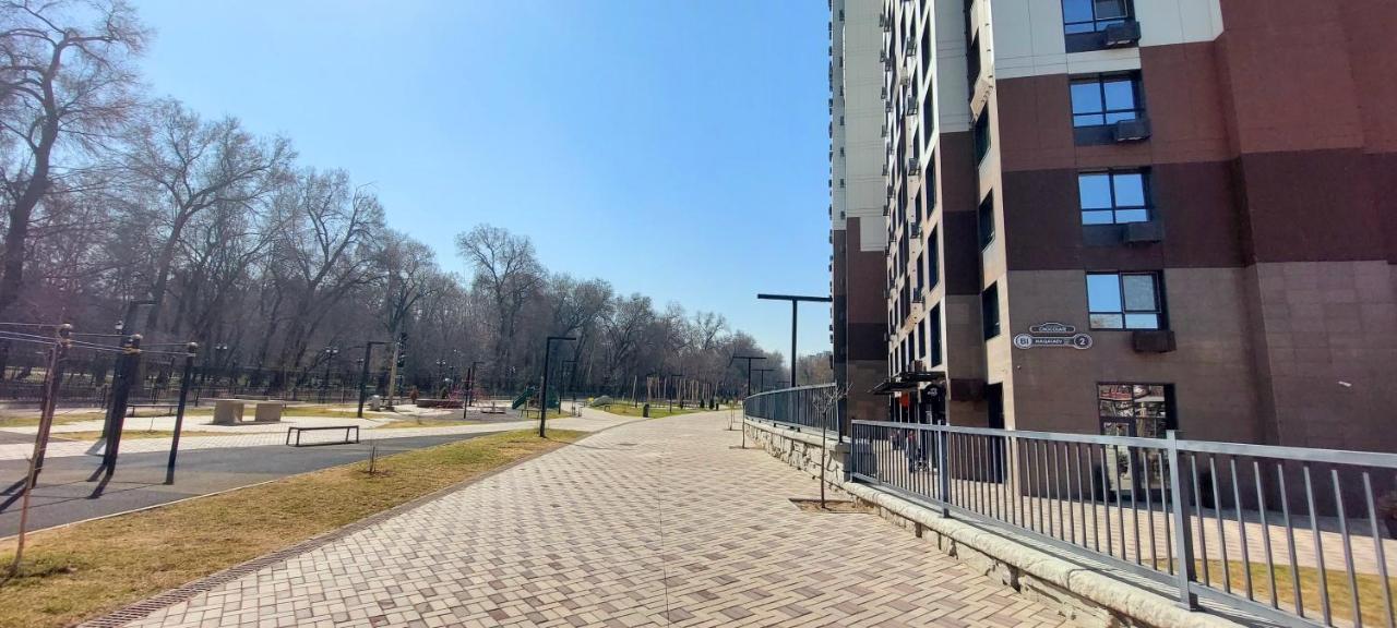 Уютная Стильная Квартира Возле Центрального Парка Горького! Appartement Alma-Ata Buitenkant foto